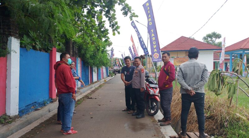 Anggota Polsek Tirtajaya Sambangi Masyarakat Kutamakmur guna mensosialisasikan Bahaya Karhutla