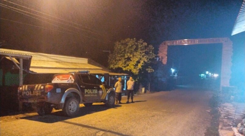Melalui Kegiatan Patroli Prekat, Anggota Patroli Polsek Tirtajaya Ciptakan Keamanan dan Kondusifitas di Perbatasan Tirtajaya dengan Batujaya pada Malam Hari
