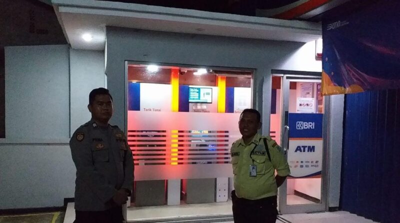 Anggota Polsek Tirtajaya Sambangi Scurity Bank BRI Unit Pisangsambo pada Malam Hari serta menyampaikan Himbauan Kamtibmas