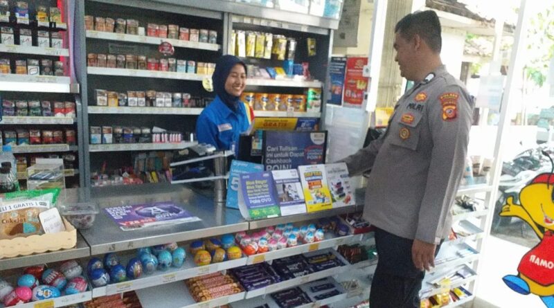 Polisi Tirtajaya Sampaikan himbauan Kamtibmas kepada Pegawai Minimarket Melalui Giat Patroli Prekatnya