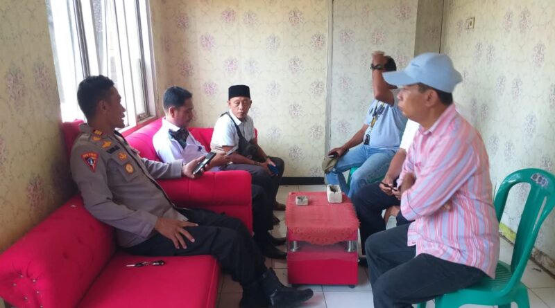 Kapolsek Batujaya bersama Bhabinkamtibmas Polsek Batujaya melaksanakan silaturahmi kepada Tokoh masyarakat 